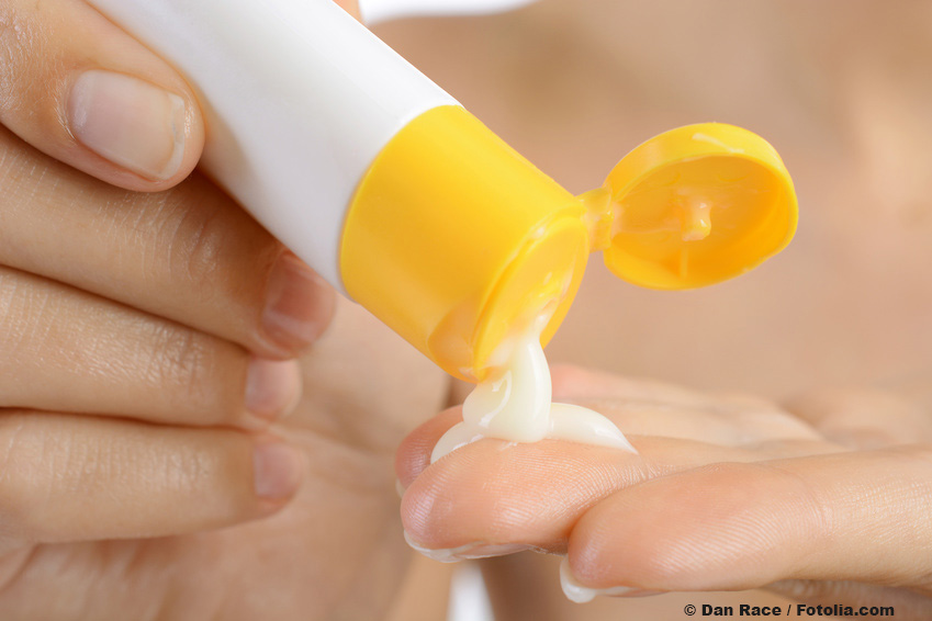 Verteilen von Hautcreme in den Händen als Anwendungsbeispiel für Nanomaterialien in Kosmetikprodukten