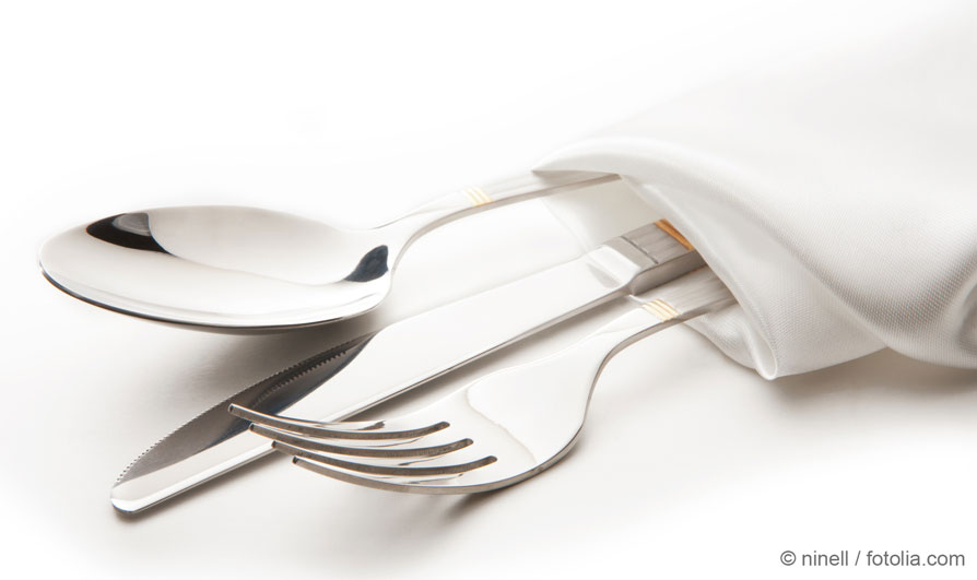 Besteckset aus Messer, Gabel und Löffel eingewickelt in eine Serviette als Anwendungsbeispiel für Silber © ninell / fotolia.com