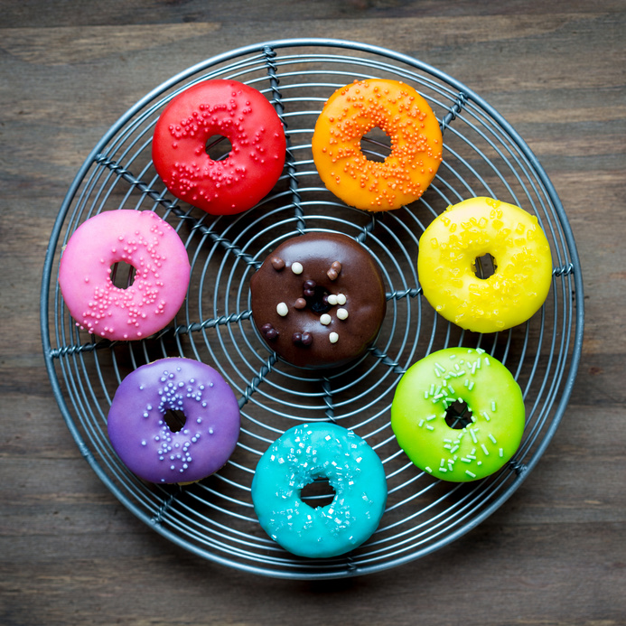 Bunte Donuts auf einem runden Gitter Bildquelle: RuthBlack - stock.adobe.com