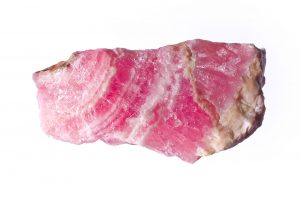 Nahaufnahme eines rosafarben und weiß gebänderten, unregelmäßig geformten Rhodochrosit Minerals Bildquelle: Vincent Lekabel stock.adobe.com