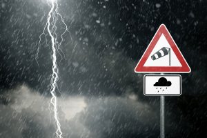 Unwetter-Blitz-Regen-Warnschild. Bildquelle trendobjects-stock.adobe.com