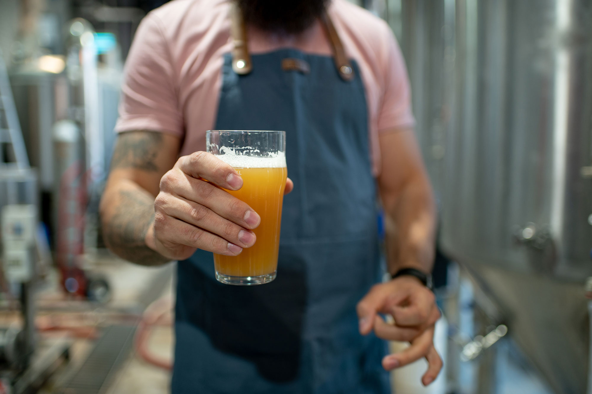 Nahaufnahme eines Mannes mit einem Glas Bier in einer Brauerei. Bildquelle: Zamrznuti tonovi_stock.adobe.com